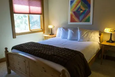 Image de 2br in Prime Location | Fireplace + Private Deck