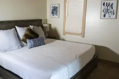 Image de 4br Spacious Condo | Private Deck & Fireplace