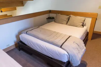 Image de Spacious Studio Loft | Fireplace + Private Balcony