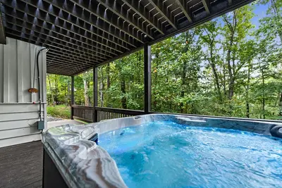 Image de *White Pine Hideaway*Fire Pit~Hot Tub~Games~Resort