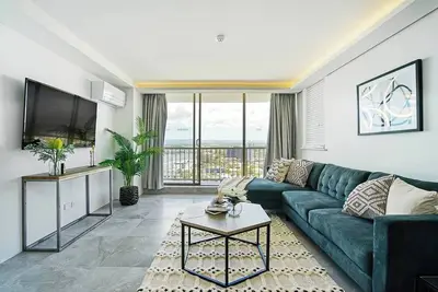 Image de Paradise Bound Central and Modern at Surfers
