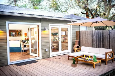 Image de Pet-Friendly Chic SoCo Bungalow with yard, w/d, full kitchen