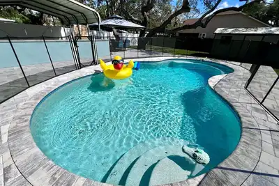 Image de 3 bedroom house with salt water Pool just 1 mile from the Beach