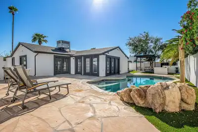 Image de 4 Bd Old Town Scottsdale Home with Sparkling Pool