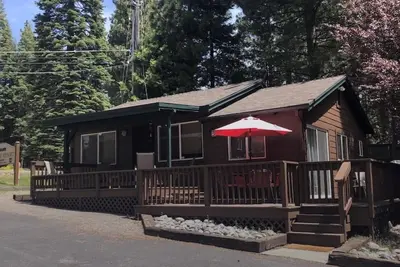Image de Cozy Almanor Lakefront 2 Bed / 2 Bath Cabin. Boat Ramp and Boat Slip Included