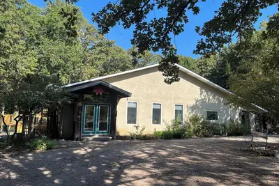 Image de Warm & Welcoming Texas Stay / Straw Bale Charm / Private Lake / Sleeps 6 adults