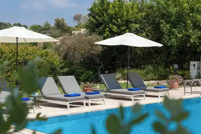 Image de Experience Unmatched Luxury in a Serene Oasis