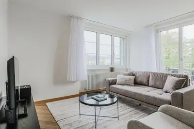 Image de Blueground | KĂĽsnacht, w/d, furniture & decor