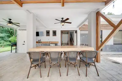 Image de Contemporary home with shared pool, fire pit, and internet