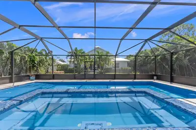 Image de Sparkling, dog-friendly home with private pool & spa, W\/D, and centrally located