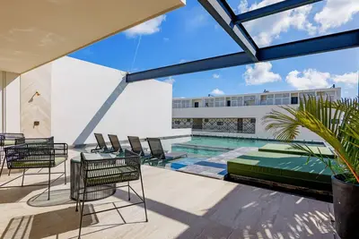 Image de Tropical studio apartment with shared rooftop pool and amazing views