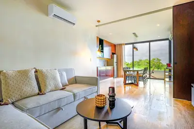 Luxurious penthouse with rooftop infinity pool, ocean views, central Ac & gym