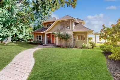 Image de Gorgeous soundfront retreat with private rock beach, Seattle & Mt. Rainier views
