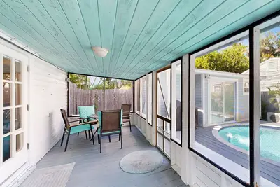 Image de Cozy home with private pool, Bbq, central Ac, enclosed yard