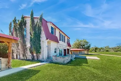 Image de 4-bedroom spacious home with guest house & pool, located on 9 acres of land