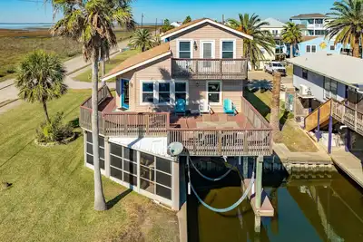 Image de Jamaica Beach Canal Home |Kayaks |Huge Deck |Sunroom with Foosball |$200 Free Activities