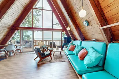 Image de Dog-friendly waterfront escape with expansive deck, gas grill and gorgeous views