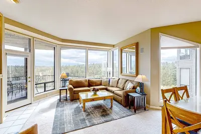 Image de Condo with hot tub, shared pool, gas fireplace, close to outdoor recreation