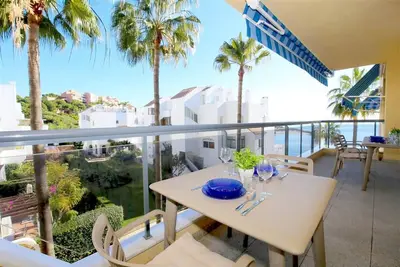 Image de Bel appartement en bord de mer avec piscine et vue, Front de mer à distance de marche du port