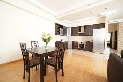 Image de Appartement de luxe de 2 chambres avec vue sur la ville au 13 rue Buzand par Sweet Home