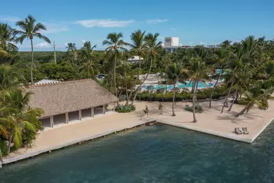 Image de Indulge in Home-Like Comfort! Free Parking, Onsite Pool, Pet-friendly Property