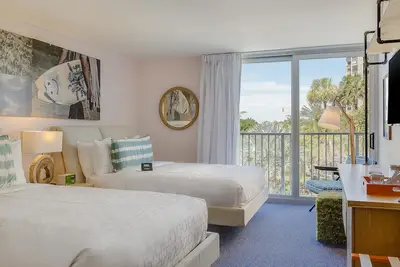 Image de Steps to the Beach! Beach Access, Pool, Close to Bay View Drive Park
