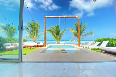 Image de Beachfront Villa Luna: 2 Pools, tennis court, chef and 5-bedrooms w/ great views
