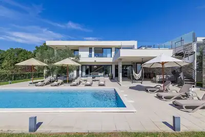 Image de Maison de vacances privée avec piscine privée, climatisation, Wifi, bain à remous, Tv, terrasse
