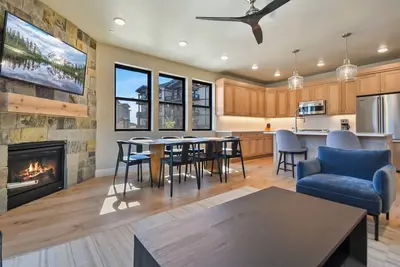 Image de New Build Condo with Garage Parking! Just Minutes from Deer Valley Skiing and Jordanelle State Park!