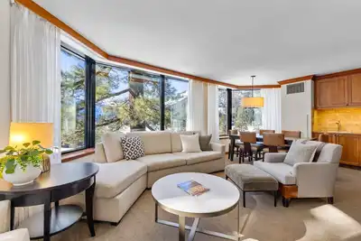 Image de Everline ‘Resort Chair’ Corner Suite; Ski In/Out @Palisades