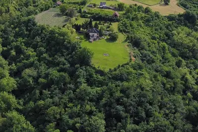 Image de Escape to Tranquility: Stunning Panoramic Views & Outdoor Jacuzzi- Pet friendly.