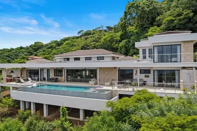 Image de Discover coastal living at its finest in this exquisite three-bedroom home.