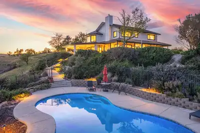 Image de Modern Farmhouse & Guest House w/Pool & Vineyard Views!