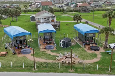 Image de Sunrise Sonata beach tiny home, Beach tiny home - Heated Pool!