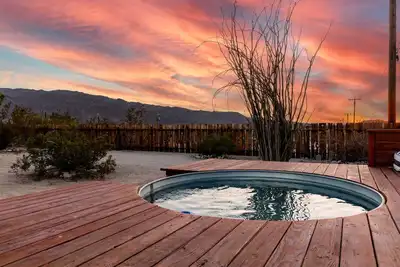Image de Vintage Oasis: Hot Tub, Fast Wifi, 5 mins to Park