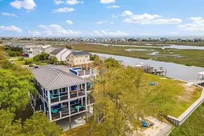 Image de Are we there yet? :Gorgeous Modern Home on Waterway