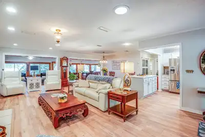 Image de Home on Lake Hutchinson w/ Dock!