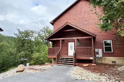 Image de Modern 2 Bed 2 Bath sleeps 8 + Hot Tub + Game Room +Pool Access +Close to Town