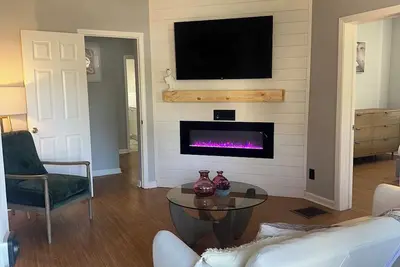 Image de 2 Bed 1 Bath W/ Fireplace, 10min from Dtw
