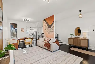 Luxurious Lancasater home [6 beds - 10 guests]! Free parking! Clean + walkable!
