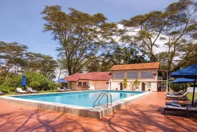Image de Unwind in a Serene Setting, Room Amidst Lush Greenery and Scenic Lake