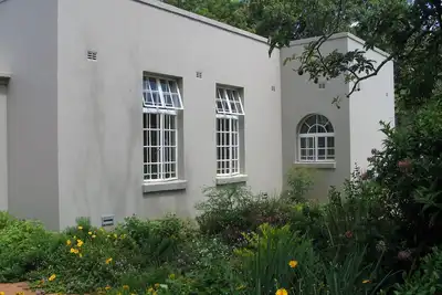 Image de Chic studio nestled in a lovely garden with pool - 2254