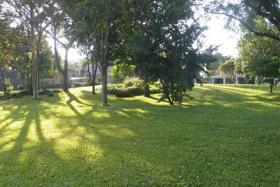 Image de Modern studio set  in an expansive garden - 2253