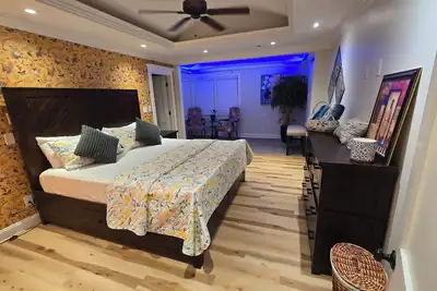 Image de Cozy master ensuite in a house