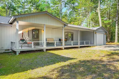 Image de 2 Blocks to Boat Ramp: Higgins Lake House w\/ Grill