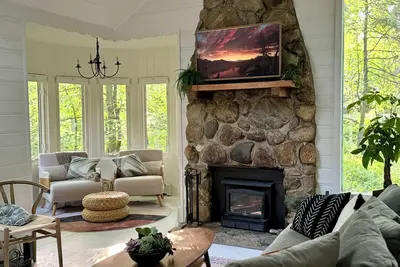 Image de Updated Cabin in woods. Fireplace. Walk to beach. Wineries & 45 mins Notre Dame!