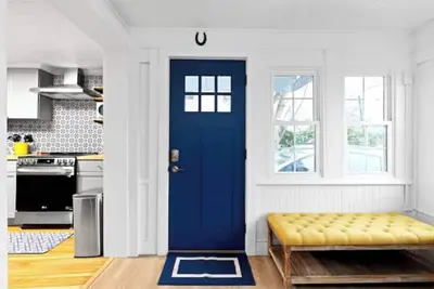 Image de Lovely Lil’ House- fenced yard!