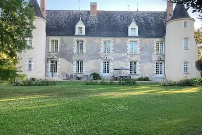 Image de Château des Archevêques au coeur d'un village