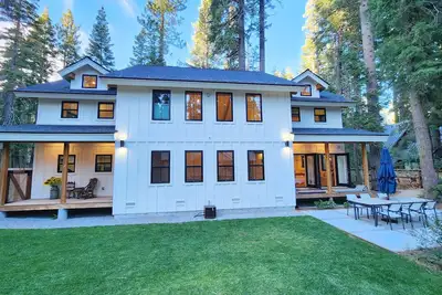 Image de New Build! ! ! Luxury West Shore Retreat with Hot Tub.