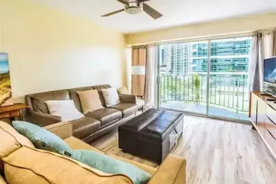 Image de New Reno 2 apts fit 12! 2 car parking, pool & more